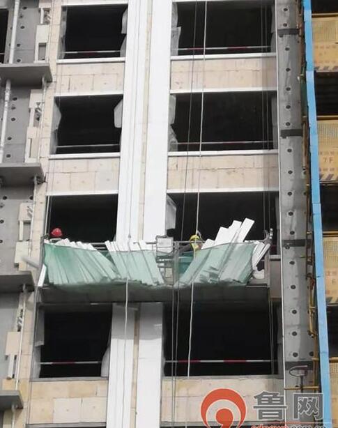 外墻保溫材料施工泡沫亂飛,周邊群眾質(zhì)疑舉報(bào)